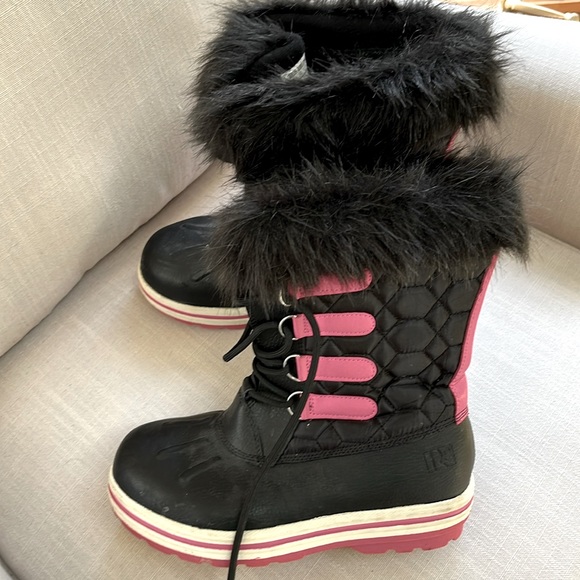 Shoes - Rugged Outback Boots Size 5 Black and Pink